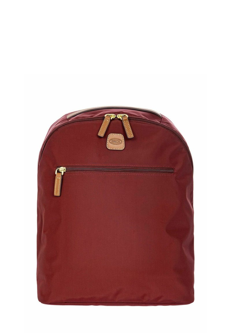 Zaino bordeaux dalla forma arrotondata, realizzato in un tessuto durevole. Presenta cerniere dorate e dettagli in pelle marrone chiaro, inclusa una patch con il logo.