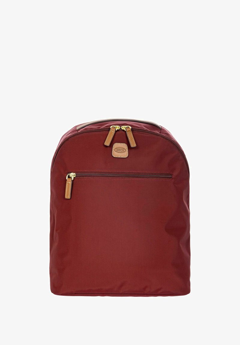 Bordeaux rugzak met een ronde vorm, gemaakt van duurzaam stof. Voorzien van gouden ritsen en lichtbruine leren accenten, waaronder een logo patch.