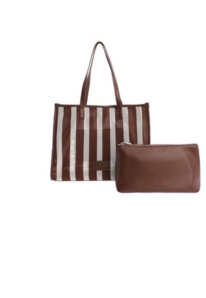 Bolsa de malla con rayas marrones y blancas con dos asas para el hombro, acompañada de un estuche marrón liso con cremallera.