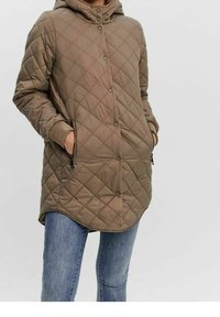 Chaqueta acolchada marrón con capucha, cierre de broches y bolsillos laterales con cremallera. Presenta un dobladillo curvado y tela texturizada.