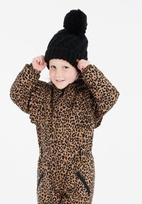Lepelprint gevoerde sneeuwpak in bruin en zwart met ritszakken, gecombineerd met een gebreide zwarte pomponmuts. Kind past de muts aan.