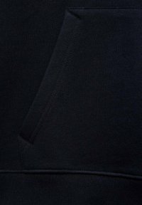 Tessuto di felpa nera con tasca a marsupio anteriore, texture liscia e orlo e polsini a costine, dal design essenziale.