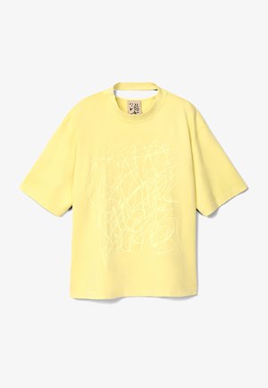 T-shirt giallo a maniche corte in cotone, con un design a linee astratte bianche al centro, collo tondo e vestibilità rilassata.