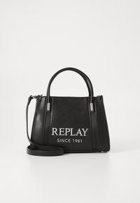 Zwarte handtas van soepel faux leer met een gestructureerde vorm, voorzien van het zilveren "REPLAY SINCE 1981"-logo en dubbele handvatten.
