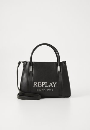 Borsa nera realizzata in finta pelle liscia con una forma strutturata, dotata del logo argento "REPLAY SINCE 1981" e manici doppi.