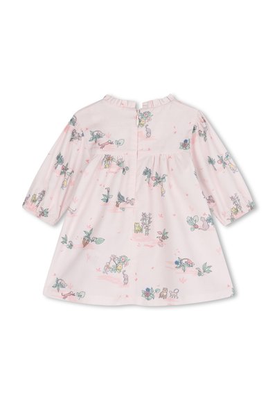 Robe rose clair à manches longues, ornée d'un imprimé ludique d'animaux et de plantes. Col volanté et fermeture à boutons dans le dos.