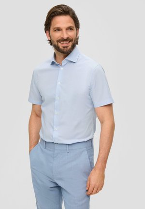 Lichtblauw kortärmelige shirt met een subtiel gestreept patroon, voorzien van een button-down kraag en een gladde stofafwerking.
