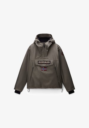 Giacca verde leggera con cappuccio, dotata di tasca frontale, chiusure lampo, patch con logo e un accento con la bandiera norvegese.