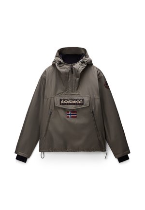 Giacca verde leggera con cappuccio, dotata di tasca frontale, chiusure lampo, patch con logo e un accento con la bandiera norvegese.