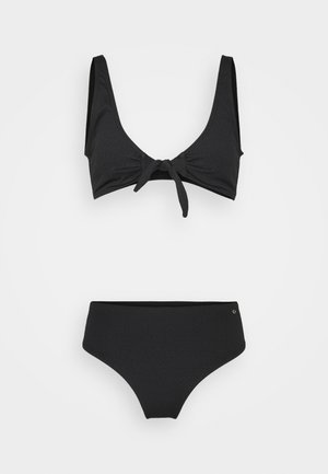 Conjunto de bikini preto com um top de decote arredondado e laço frontal, acompanhado por um fundo de cintura alta a condizer. Tecido texturizado com acabamento suave.