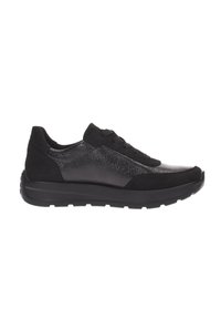 Sneaker nera a bassa altezza con chiusura con lacci, parte superiore in pelle texturizzata e suede, e suola in gomma spessa, vista laterale.