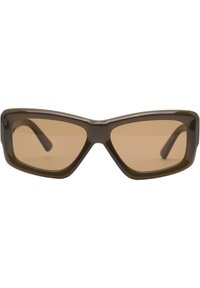 Ruske sävytetyt aurinkolasit paksulla, kulmikkaalla kehykset. Linssit ovat suorakulmaiset, ja pinta on sileä ja kiiltävä.