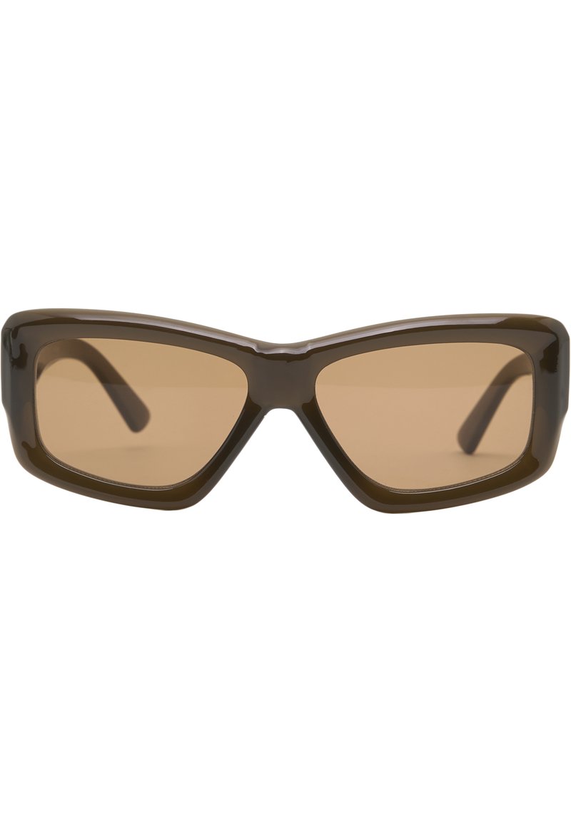 Ruske sävytetyt aurinkolasit paksulla, kulmikkaalla kehykset. Linssit ovat suorakulmaiset, ja pinta on sileä ja kiiltävä.