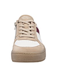 Sneaker beige e bianco realizzata in materiali scamosciati e in pelle, design con lacci, cerniera laterale, suola in gomma testurizzata e accenti bordeaux.