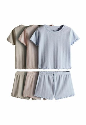 Tre sæt ribstrikkede kortærmede toppe og matchende shorts i beige, lyserød og lyseblå med bølgede kanter.