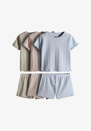 Trois ensembles de hauts à manches courtes en tricot côtelé et shorts assortis en beige, rose clair et bleu clair avec des bords festonnés.