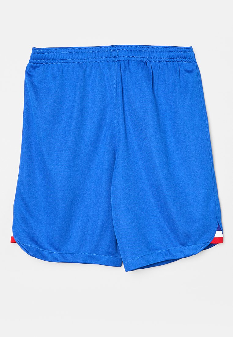 Shorts de sport bleus avec une taille élastique. Présente des fentes sur les côtés et des rayures rouges et blanches contrastantes au bas de l'ourlet. Texture de tissu lisse.