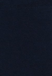 Granatowo-niebieska tkanina o fakturze z prążkowanym wzorem, równomiernie tkana. Materiał ma delikatny połysk i miękką, gładką powierzchnię.