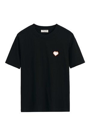 T-shirt en coton noir à manches courtes et col rond. Présente un motif de cœur pixelisé en-orange sur la poitrine gauche.
