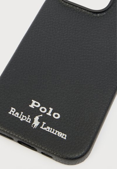 Μαύρη δερμάτινη θήκη τηλεφώνου με υφή στην επιφάνεια. Διαθέτει ασημένιο λογότυπο "Polo Ralph Lauren" και έμβλημα αλόγου. Σχεδιασμένη για λεπτή εφαρμογή και προστασία.