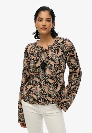 Blusa negra de manga larga con un patrón de paisley multicolor, que presenta un escote recogido y cierre con lazo con borlas.