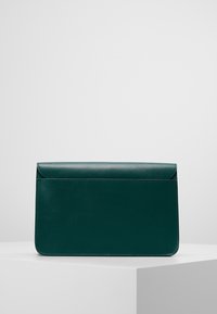 Tyrkysová kožená kabelka se strukturovaným obdélníkovým tvarem, s klopou a texturovaným povrchem. Minimalistický design bez viditelného kování.