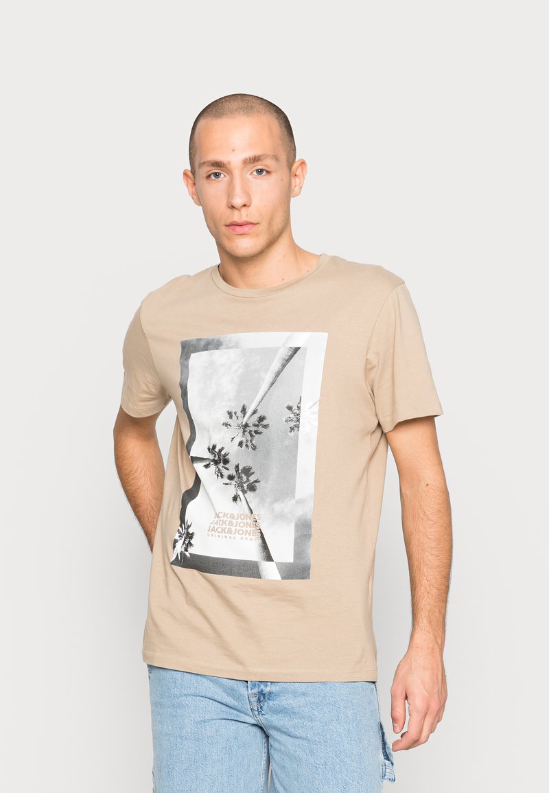 Herren T-Shirts basic | Jack & Jones JJBILLBOARDTEE T-Shirt print crockery/sand - QH04569 Herren T-Shirts basic | Jack & Jones JJBILLBOARDTEE T-Shirt print crockery/sand - QH04569