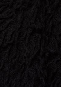 Svart stickad tyg med ett tätt, texturerat mönster med vridna garn, vilket ger en fluffig känsla. Slät yta med lätt glans.