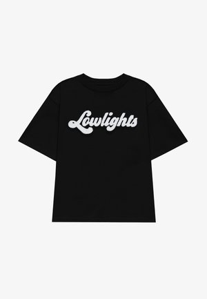 Must musta T-särk, mis on valmistatud puuvillast, esiküljel on retro fonti kasutades valge broderdunud tekst "Lowlights". Lühikesed varrukad, ümar kaelus.