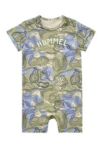 Kombinezon z krótkim rękawem w zielono-niebiesko-beżowy wzór konturowy, z zapięciem na napy na dole i białym napisem "HUMMEL".