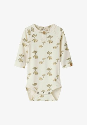 Body bébé crème à manches longues avec un bouton marron au niveau du col et un motif répété d'éléphants beige et d'arbres verts.