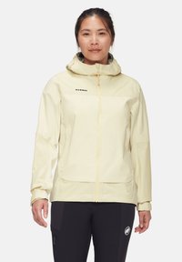 Helle gelbe wasserdichte Jacke mit Kapuze, Reißverschluss vorn und Logo auf der Brust. Verfügt über lange Ärmel und eine glatte, leicht strukturierte Oberfläche.