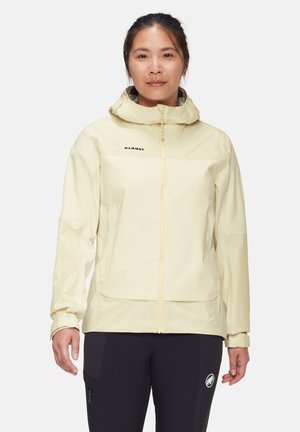 Helle gelbe wasserdichte Jacke mit Kapuze, Reißverschluss vorn und Logo auf der Brust. Verfügt über lange Ärmel und eine glatte, leicht strukturierte Oberfläche.