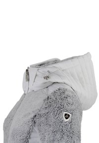 Hvid og grå fleecejakke med en quiltet hætte, lynlåslukning, snoretræk og et logo-patch på ærmet. Blød tekstur og kompakt design.