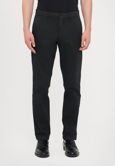 Pantaloni in cotone neri con vestibilità classica, dotati di chiusura con bottone, tasche laterali e una texture liscia. Rifiniti con gambe dritti.