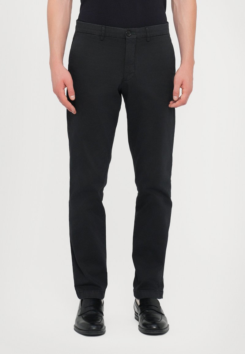 Pantalons noirs en coton avec une coupe classique, dotés d'une fermeture à bouton, de poches latérales et d'une texture lisse. Finition avec des jambes droites.