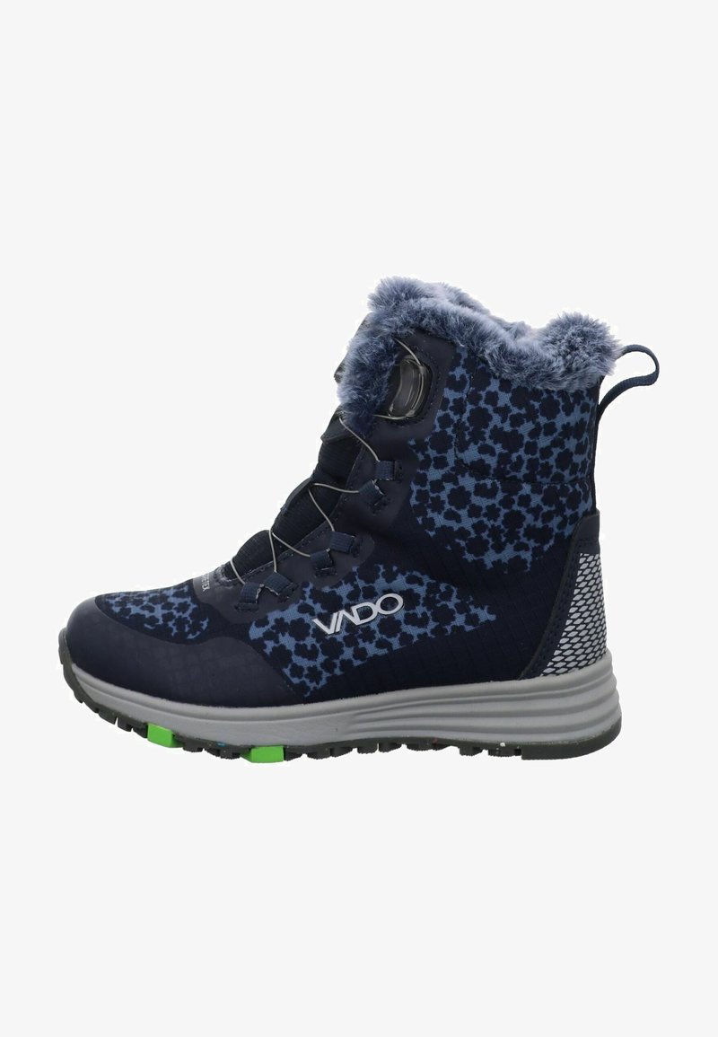 Botas de senderismo de color azul marino con estampado animal, cuello de pelo, cierre de cordones y suela de goma gris con acentos verdes para tracción y agarre.