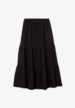 Zwarte maxirok in lagen met een elastische tailleband en trekkoord, gemaakt van zachte stof, met drie gerimpelde lagen.