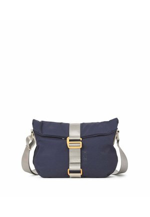 Bolso bandolera azul marino con una correa ajustable en gris claro y detalle central de hebilla en la solapa frontal.