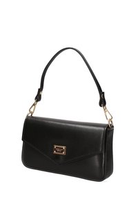 Borsa a mano in pelle nera con design a ribaltina, dettagli in metallo dorato e un singolo manico superiore. Texture liscia, forma rettangolare.