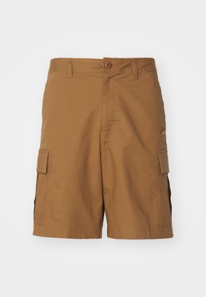 Shorts cargo marron en tissu texturé, fermeture à bouton, poches latérales et coupe droite. La taille est dotée de passants de ceinture pour un ajustement réglable.