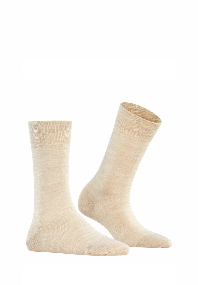 Chaussettes beiges de longueur mi-mollet fabriquées en matériau doux et texturé, avec une finition lisse et des zones de orteil et de talon renforcées.
