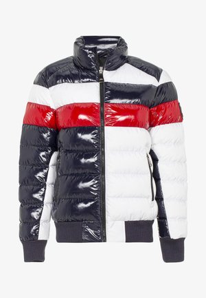 Gepolsterte Jacke mit glatten Einsätzen in Marineblau, Rot und Weiß, hohem Kragen, Frontreißverschluss und gerippten Bündchen. Texturiertes, leichtes Design.