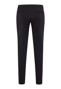 Pantaloni neri a vestibilità slim, realizzati in tessuto liscio. Presentano una vita classica, tasche posteriori con zip e nessun motivo visibile.