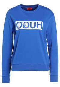 Niebieska bluza z okrągłym dekoltem, długimi rękawami i białym logo "HUGO" w prostokątnym pudełku na wysokości klatki piersiowej. Gładka faktura materiału.