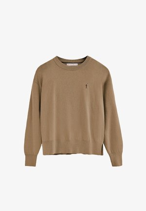 Brauner gestrickter Pullover mit langen Ärmeln, Rundhalsausschnitt und geripptem Saum. Besitzt ein kleines gesticktes Logo auf der linken Brust.