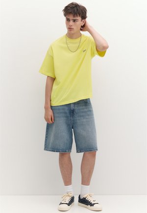 PULL&BEAR, BOXY LOGO T-SHIRT STWD - T-shirt imprimé - yellow
