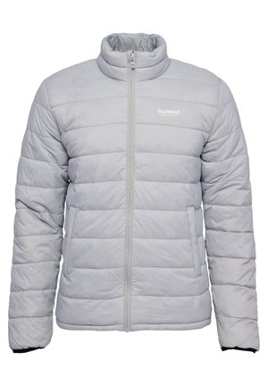 Lichtgrijze gewatteerde jas met een hoge kraag, ritsluiting en elastische manchetten. Heeft een horizontaal gestikt patroon en zijzakken.