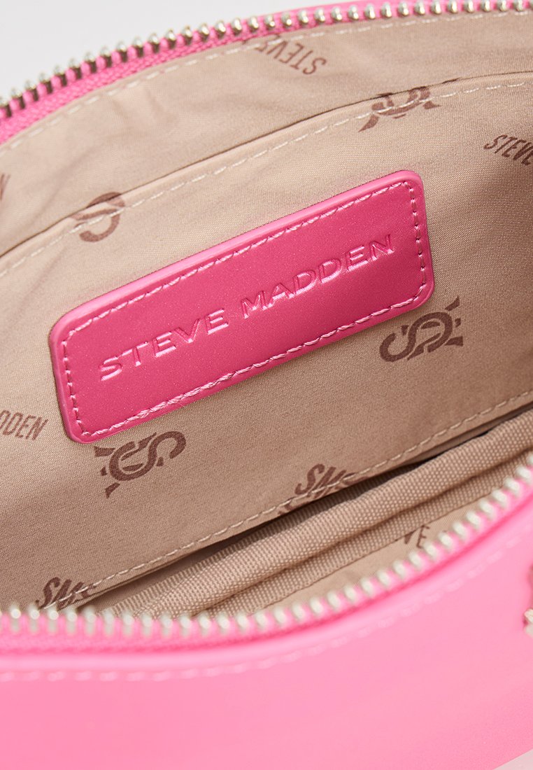 Custodia rosa con zip, dal design liscio, etichetta del marchio all'interno e fodera in tessuto beige con una delicata stampa a motivi.