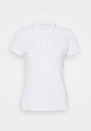 Camiseta polo blanca hecha de una tela suave, con un cuello clásico, tapeta de tres botones y mangas cortas. Logo de la marca sutil en el pecho.